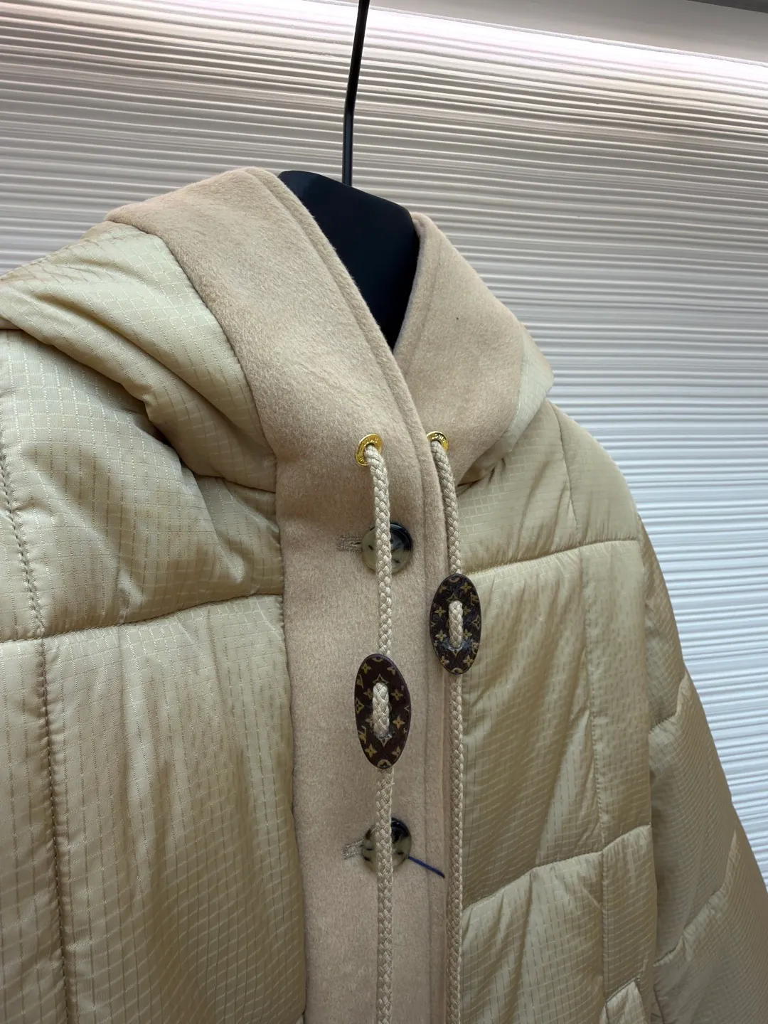 LOUIS VUITTON tear-resistant quilted hooded jacket ●Original version: Purchased and developed by 33886 ●Item number: 1681322-C65 ●Fabric: polyester fiber fabric ●Technology: Printing ●Color: Khaki ●Version: Fitted version ●Weight: about 650 grams ●Size: 36-38-40 ●Description: This style adopts a neat straight cut, which hides the lean body and allows free movement. The hood is equipped with a drawstring, which is windproof and practical. The inner lining is decorated with the brand's unique print, highlighting its unique personality in every detail, creating a dual charm both inside and outside. This style of clothing focuses on functional fabrics. The main fabric is made of 100% nylon, giving it excellent wear resistance and strength; the lining is 100% polyester, which brings a smooth touch and improves breathability and moisture removal. Made of polyester and cotton blend in some areas, it balances comfort and durability. In addition, the specially added polyvinyl chloride coating can effectively enhance the water and wind resistance of the product, making it highly practical. The overall wiring is straight and delicate, the fabric is comfortable and soft, and the color is consistent without color difference. It can be matched with the same style to create a fashionable look and control various occasions. Customized accessories, complete with three standards, same style for men and women!